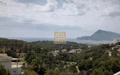A beautiful semi-detached house with lovely sea views in Sierra Altea Golf.